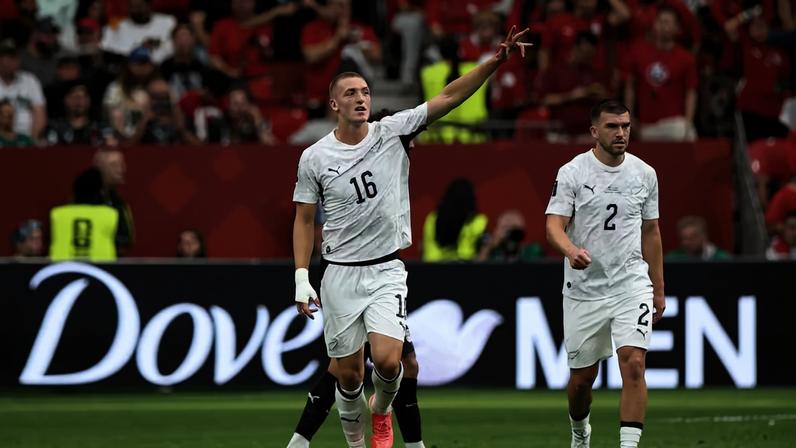 Surman comemora o primeiro gol da Nova Zelândia sobre o Egito — Foto: Emilee Chinn/Getty Images