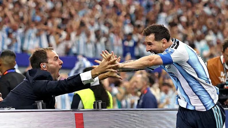 Lionel Messi comemora segunda gol da Argentina com jornalista Joaquín Bruno — Foto: Maja Hitij - FIFA/FIFA via Getty Images