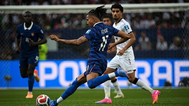 Cicatriz de Olise na parte posterior da coxa esquerda — Foto: Hannah Peters - FIFA/FIFA via Getty Images
