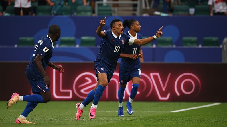 Kylian Mbappé comemora o gol em França x Iraque — Foto: Reuters/Kyle Ross