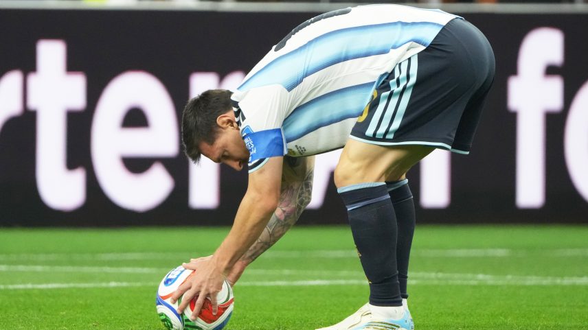 Lionel Messi se prepara para cobrar pênalti em Argentina x Áustria na Copa do Mundo — Foto: Etsuo Hara/Getty Images