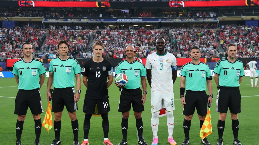 Arbitragem 100% brasileira em Noruega x Senegal — Foto: Getty Images