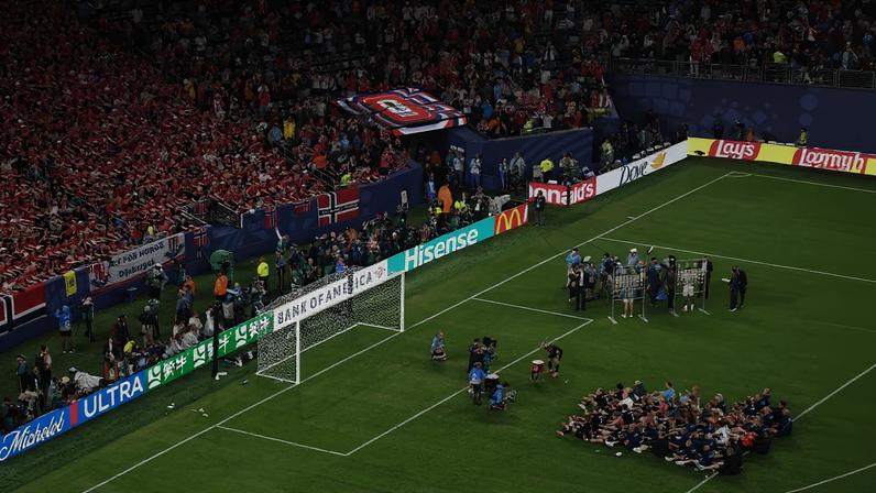 Delegação da Noruega comemorando vitória com a torcida