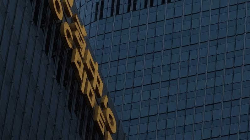 Buraco na fachada do Citic Tower, o edifício mais alto de Pequim, capital da China, após avião de pequeno porte colidir com arranha-céu em 26 de junho de 2026.