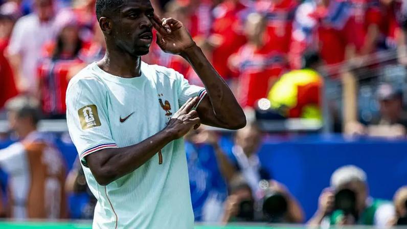 Ousmane Dembélé comemora gol pela França contra a Noruega na Copa do Mundo