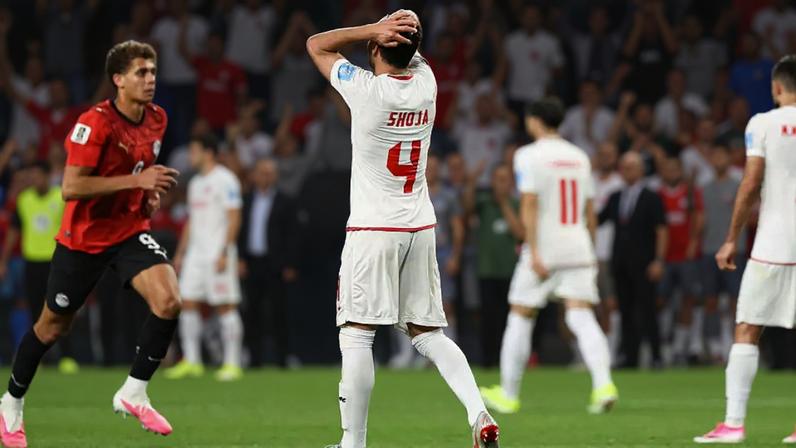Shoja Khalilzadeh, do Irã, eage após um gol ser anulado durante a partida contra o Egito