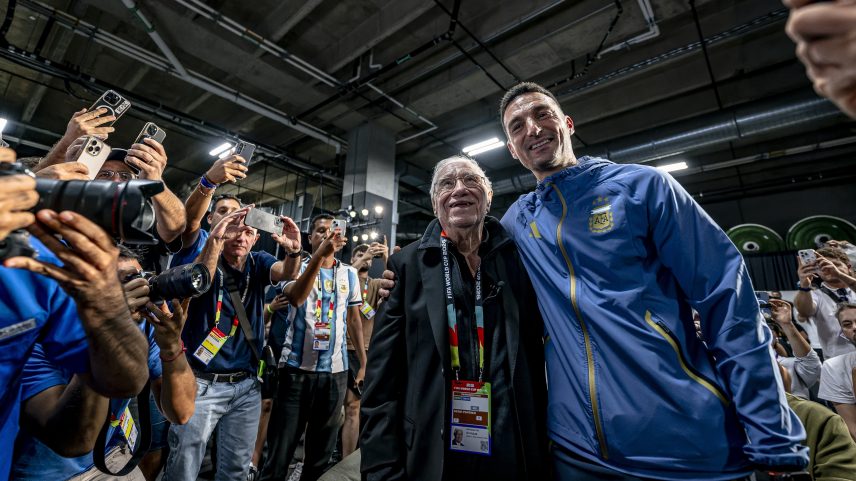Enrique Macaya Marquez jornalista argentino de 18 Copas do Mundo com Lionel Scaloni coletiva Argentina Copa do Mundo 2026 — Foto: Stefan Koops/EYE4IMAGES/NurPhoto via Getty Images
