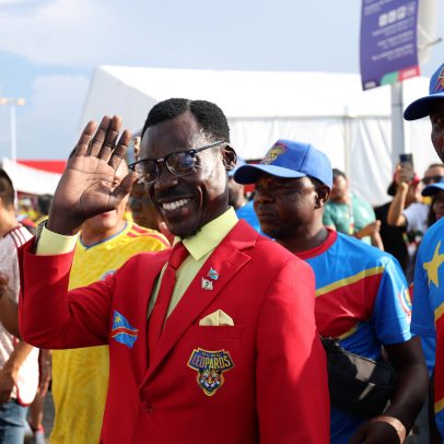 Torcedor-estátua da RD Congo vai a jogo contra a Colômbia na Copa do Mundo