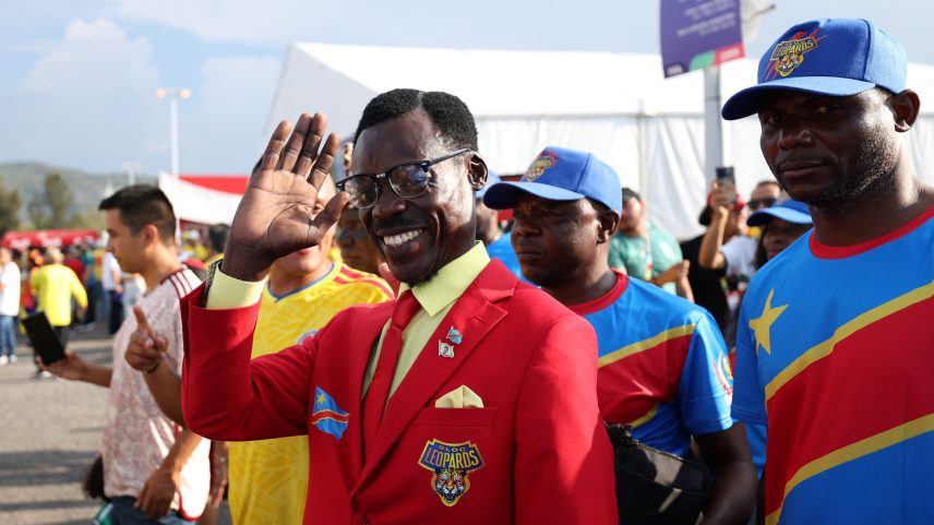 Michel Kuka Mboladinga vai a jogo entre RD Congo x Colômbia — Foto: Luke Hales/Getty Images