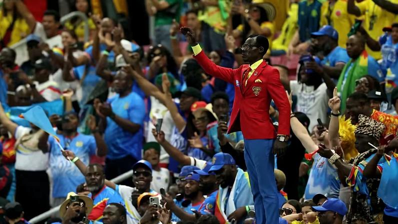 Michel Nkuka Mboladinga, torcedor da RD Congo que homenageia Patrice Lumumba — Foto: Carl Recine/Getty Images