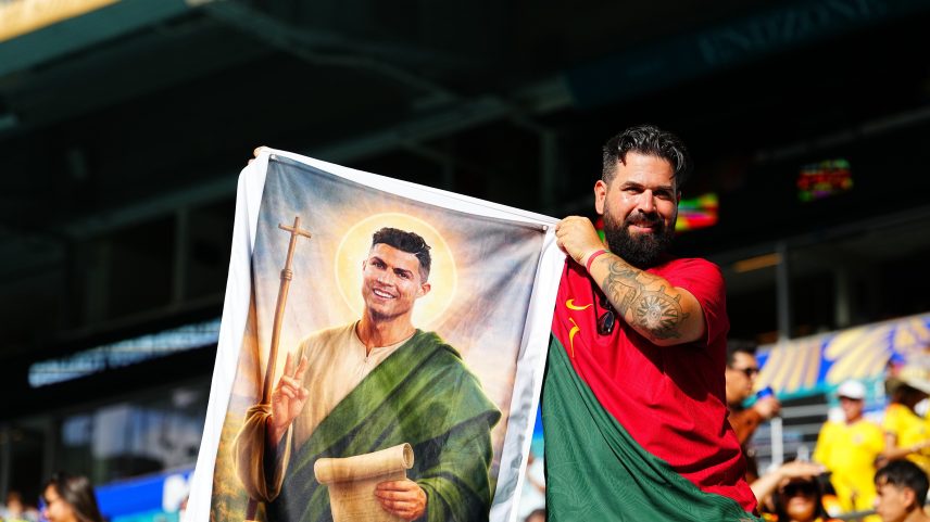 Torcedor de Portugal transforma Cristiano Ronaldo em santo em bandeira na Copa do Mundo — Foto: Evrim Aydin/Anadolu via Getty Images