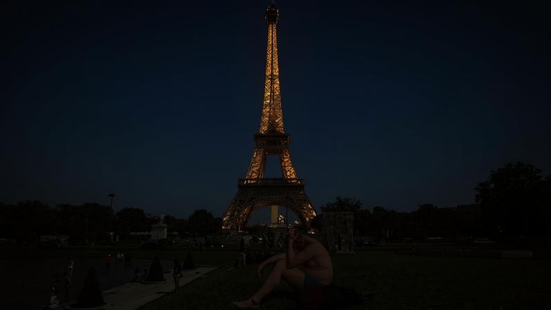 Pessoas se refrescam na Fonte de Varsóvia, nos Jardins do Trocadéro, em frente à Torre Eiffel, durante um dia de calor em 24 de junho de 2026, em Paris, França. — Foto: Getty Images
