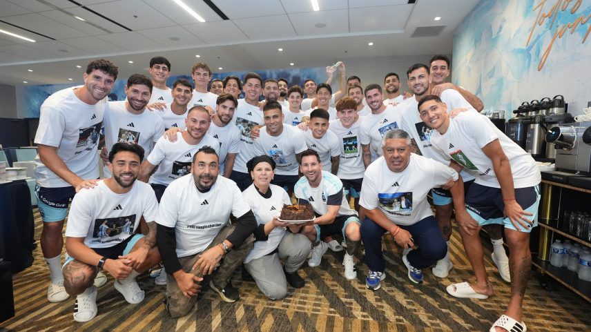 Festa de aniversário de Messi na seleção argentina tem até camisa personalizada — Foto: Gustavo Pagano/Getty Images