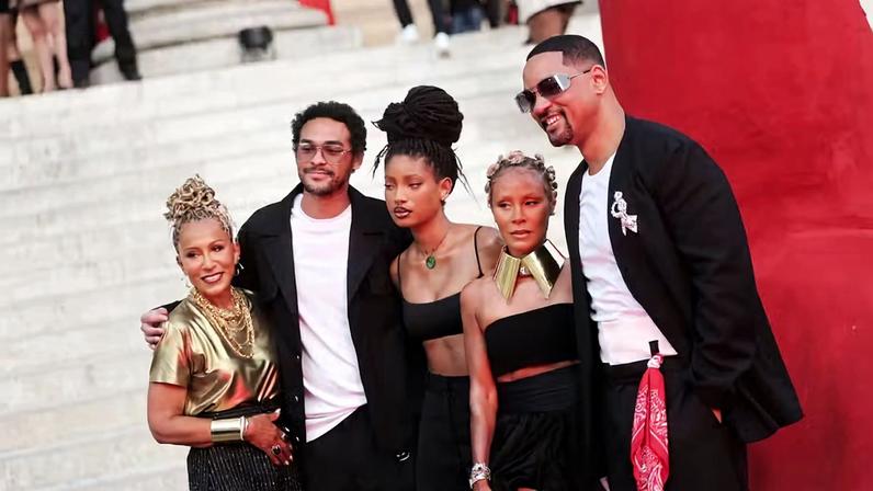 Adrienne Banfield-Norris, Trey Smith, Willow Smith, Jada Pinkett Smith e Will Smith no red carpet do desfile da grife Louboutin no segundo dia da Paris Fashion Week - Menswear Spring/Summer 2027, em 24 de junho de 2026, em Paris, na França — Foto: Getty Images