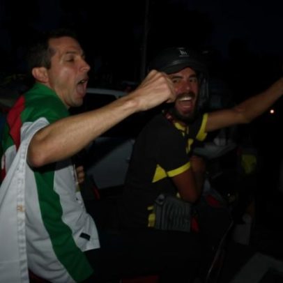 Torcedores argelinos celebram gol da Áustria contra a própria seleção