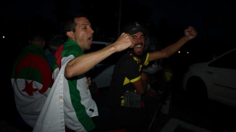 Torcedores da Argélia em Algers comemoram empate com a Áustria na Copa do Mundo — Foto: Hamza Zait/Anadolu via Getty Images