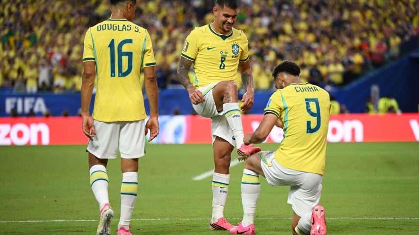 Matheus Cunha comemora com Bruno Guimarães o gol marcado contra a Escócia na Copa do Mundo 2026 — Foto: Hannah Peters / Getty Images