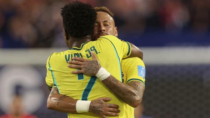 Neymar e Vini Jr. se abraçam após vitória da Seleção Brasileira