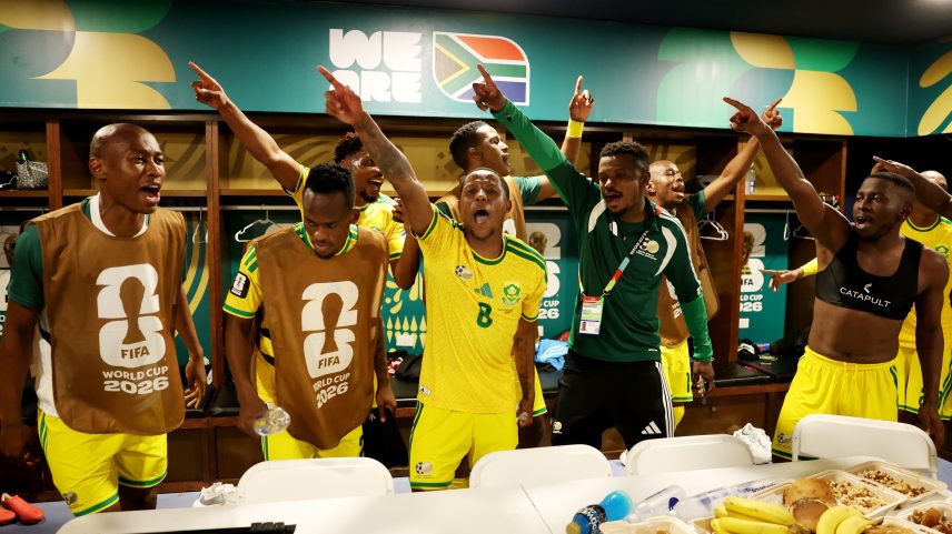 Jogadores da seleção da África do Sul fazem festa no vestiário pela classificação à segunda fase da Copa do Mundo — Foto: Michael Regan/FIFA via Getty Images