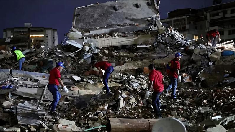 Busca por vítimas em um prédio destruído em San Bernardino, após terremoto de magnitude 7,2 atingir a Venezuela e outras regiões do Caribe