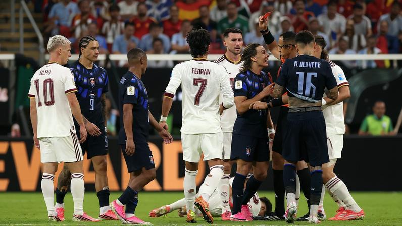 Canobbio foi o décimco jogador expulso na Copa do Mundo 2026 — Foto: Carl Recine/Getty Images