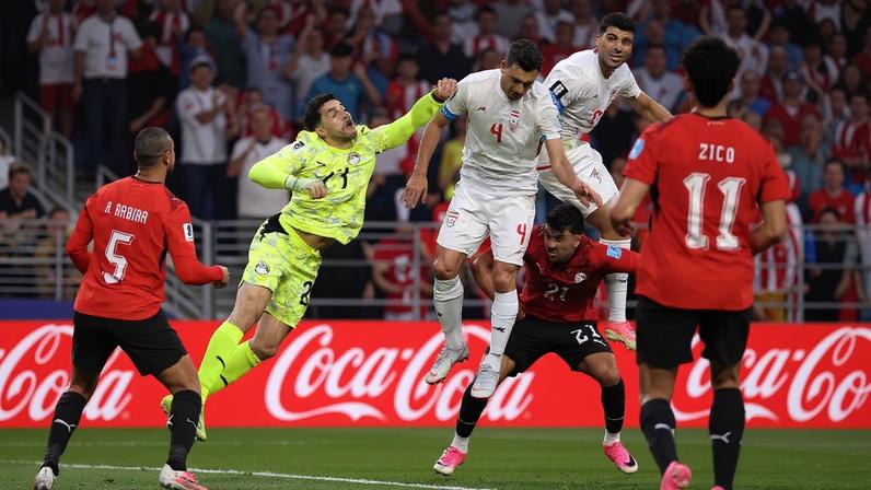 Disputa de bola dentro da área