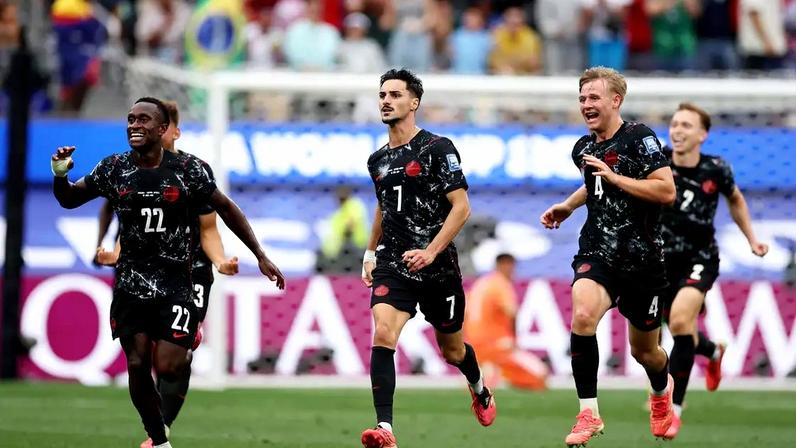 Stephen Eustaquio na comemoração do gol do Canadá após finalização com o pé direito de fora da área