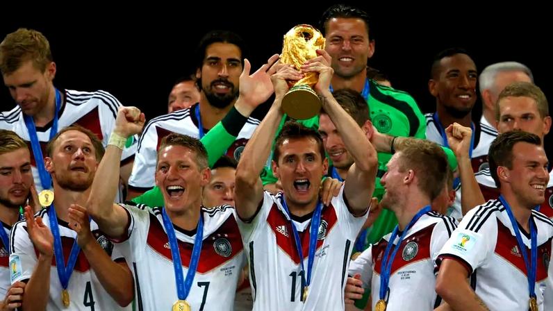 Klose posa com a taça da Copa do Mundo