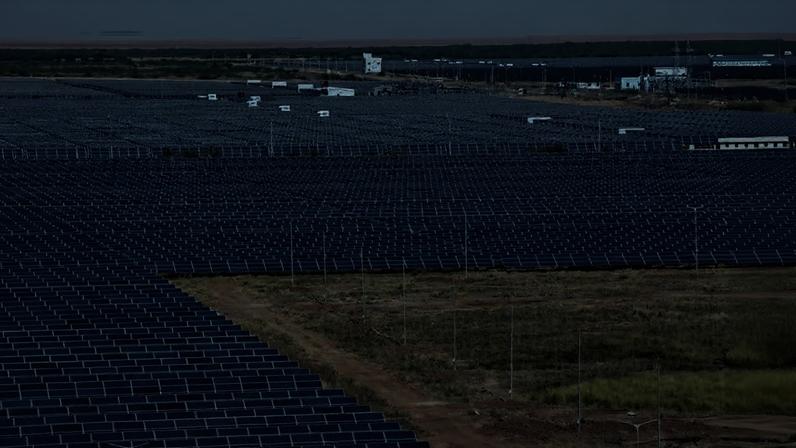 Estação de energia solar do Parque Solar de Gujarat, na Índia — Foto: Getty Images