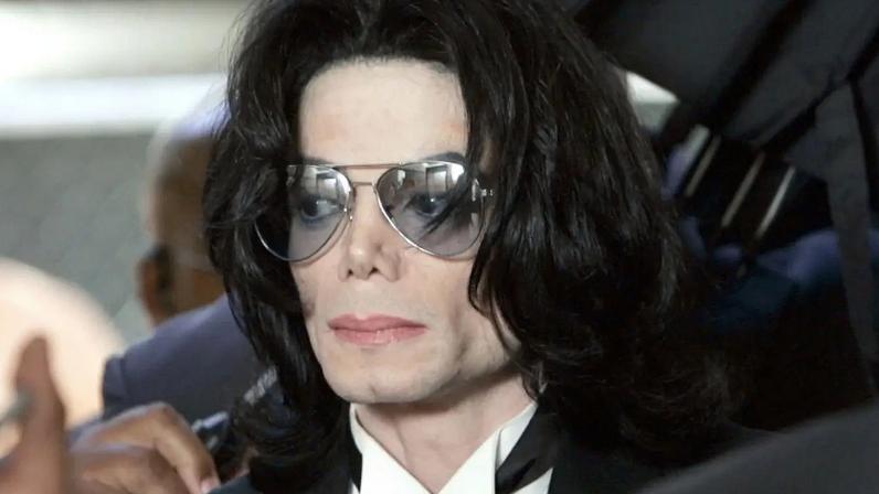 Michael Jackson se prepara para entrar no Tribunal Superior do Condado de Santa Bárbara para ouvir o veredicto lido de seu caso de abuso sexual infantil - 13/06/2005 (Kevork Djansezian/Pool/Getty Images)