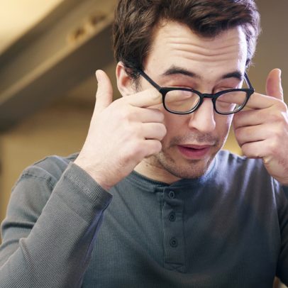 Oftalmologista alerta sobre riscos de coçar os olhos com frequência