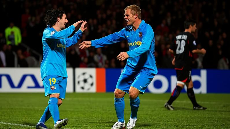 Eidur Gudjohnsen e Messi na época de Barcelona — Foto: Getty Images