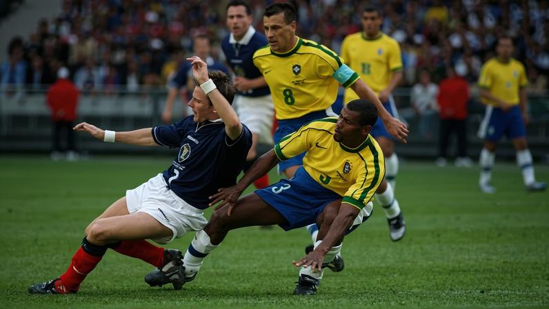 Dunga e Aldair em Brasil 2 x 1 Escócia, jogo que abriu a Copa de 1998 — Foto: Tony Marshall/EMPICS via Getty Images