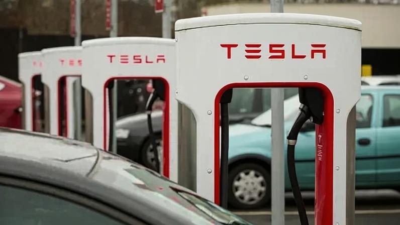 Carregadores da empresa de veículos elétricos Tesla, do bilionário Elon Musk (Ashley Cooper/Getty Images)
