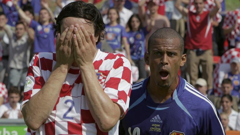 Alex Santos faz marcação de Kaká em Brasil 4 x 1 Japão, na Copa de 2006 — Foto: Getty Images