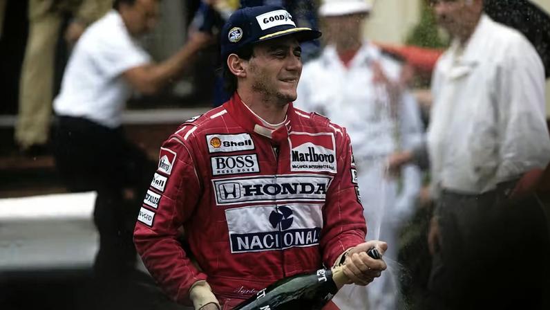 Ayrton Senna celebra sua vitória no GP de Mônaco