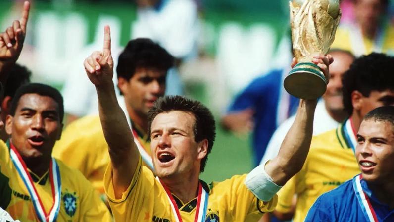 Dunga, capitão da seleção brasileira, com a taça da Copa de 1994