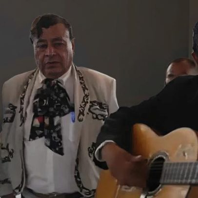 Repórter da GE TV diverte-se ao vivo com mariachis e é surpreendida por arma