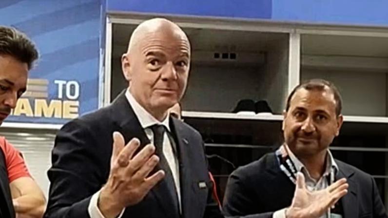 Gianni Infantino, presidente da Fifa, durante discurso a jogadores do Irã na Copa do Mundo