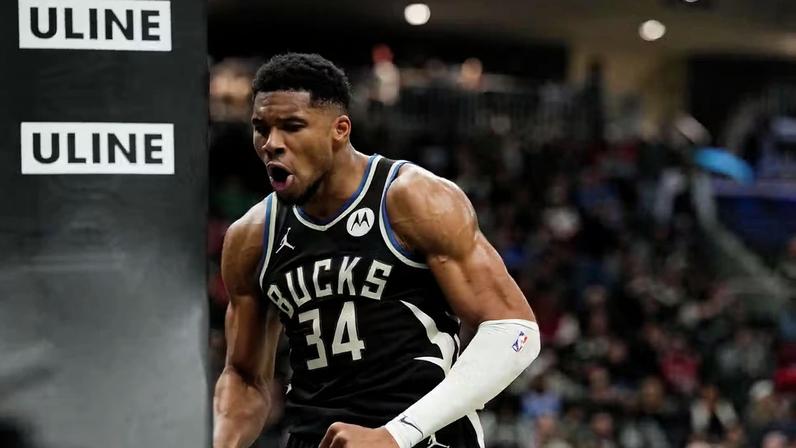 Giannis Antetokounmpo em ação contra os Bulls — Foto: Patrick McDermott/Getty Images