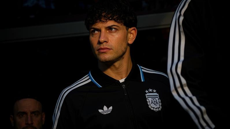 Giay, da Argentina, durante amistoso com a seleção argentina