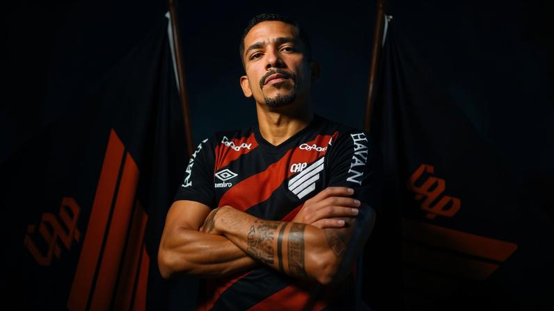 Athletico-PR anuncia a contratação do lateral-direito Gilberto