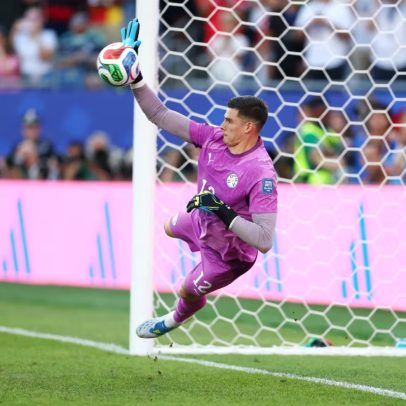 Herói paraguaio na Copa, goleiro vendeu roupas para salvar filho