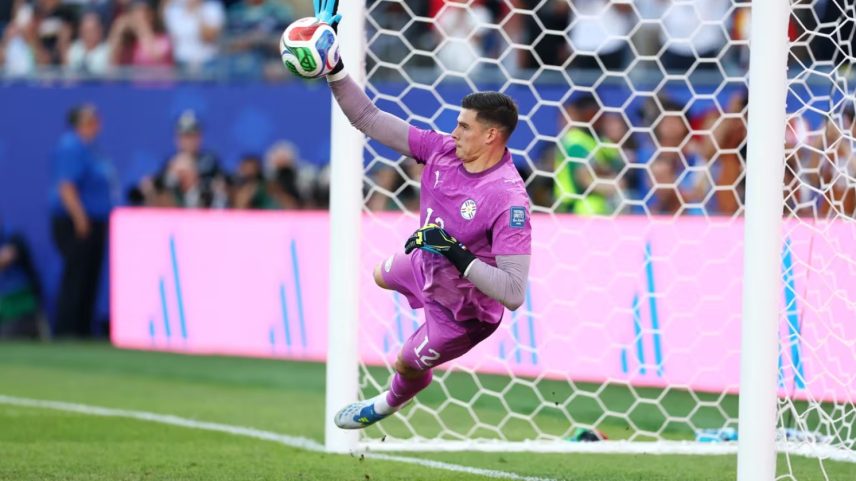 Herói paraguaio na Copa, goleiro vendeu roupas para salvar filho