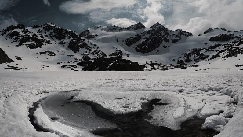 Foto colorida mostra lago congelado no glaciar Vinciguerra, na Patagônia (Argentina) - Metrópoles