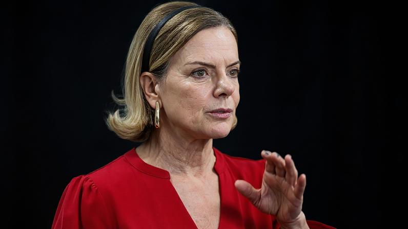 Gleisi diz que investigações sobre Wagner não retiram a gravidade das acusações contra Flávio Bolsonaro