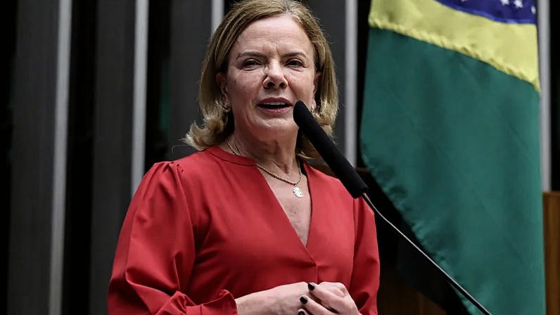 Gleisi, aliada de Lula, criticou Eduardo Bolsonaro