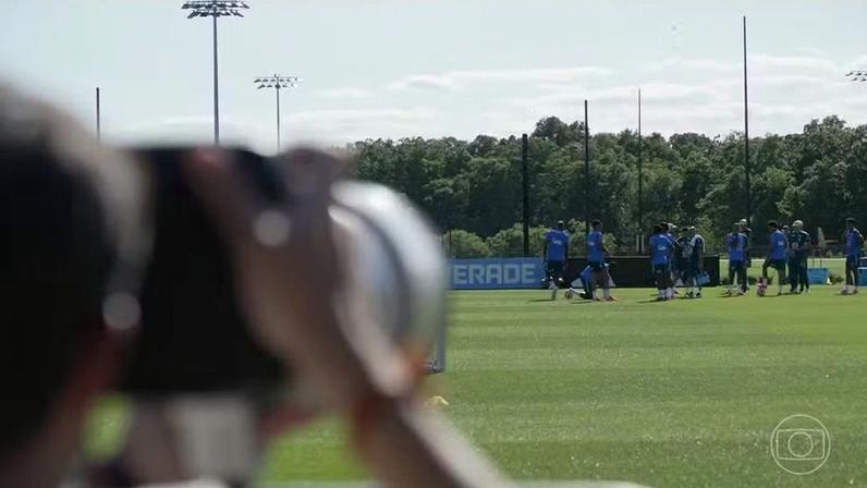 Jogadores da Seleção contratam fotógrafos particulares para fazer registros dentro e fora do campo — Foto: Jornal Nacional/ Reprodução