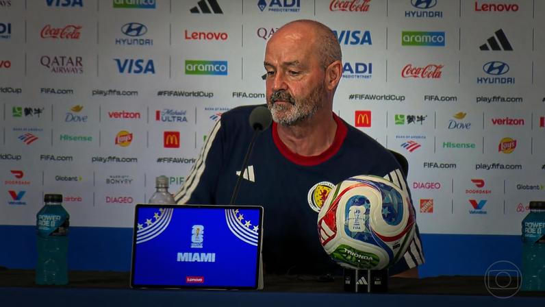 Steve Clarke, técnico escocês, diz que Neymar em campo representa ameaça a mais — Foto: Jornal Nacional/ Reprodução