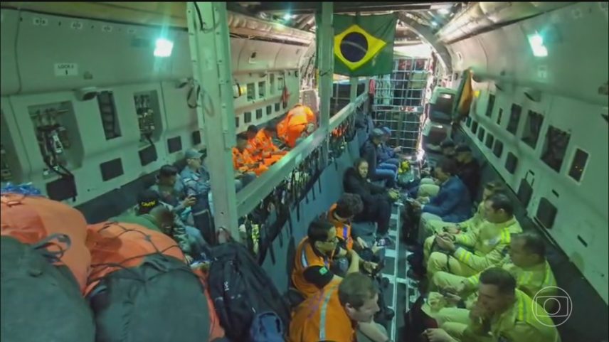 Missão brasileira na Venezuela tem equipe da Anatel com aparelhos que buscam sinais de celular sob escombros — Foto: Jornal Nacional/ Reprodução
